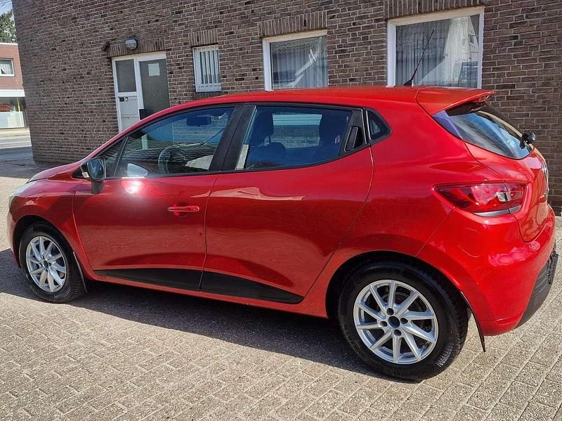 Gebraucht Renault Clio IV Life 73 PS (53 kW) 2016 Feuerrot Limousine