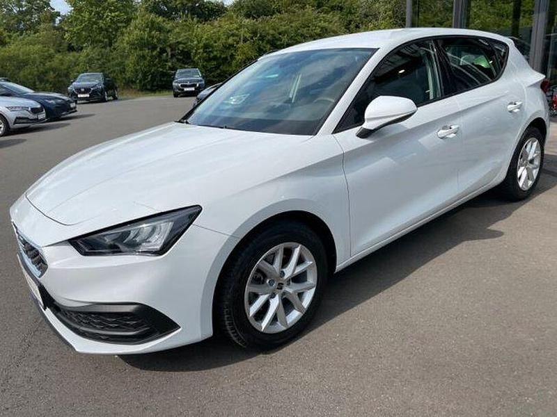 Weiß Gebraucht 2024 Seat Leon Style Limousine | 22.980 € (Guter Preis) - Bild 1/4