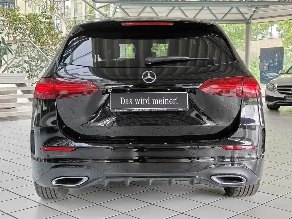 Gebraucht Mercedes B200 AMG line 163 PS (119 kW) 2024 Schwarz Van / Kleinbus