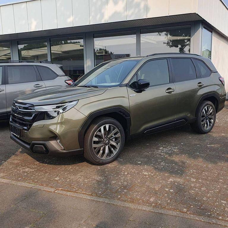 Grün Neu 2025 Subaru Forester Platinum SUV | 45.963 € (Fairer Preis) - Bild 1/4