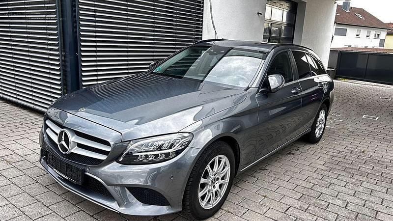 Grau Gebraucht 2021 Mercedes C180 Kombi | 20.900 € (Superpreis) - Bild 1/4