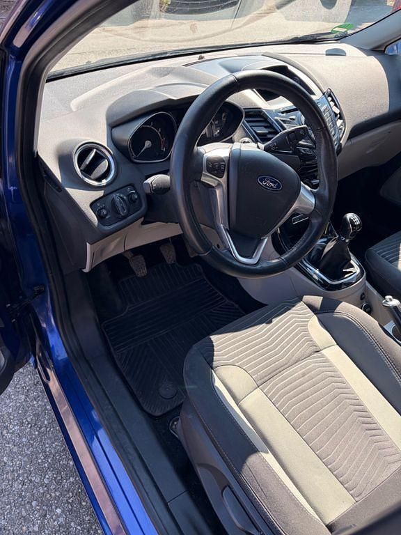 Gebraucht Ford Fiesta 125 PS (91 kW) 2014 Blau Kleinwagen