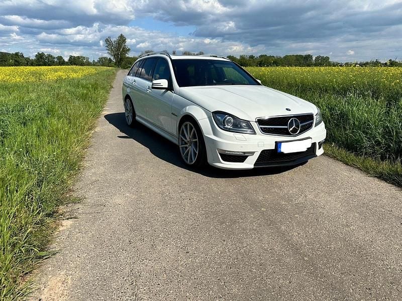 Weiß Gebraucht 2011 Mercedes C63 AMG AMG Kombi | 24.999 € - Bild 1/4