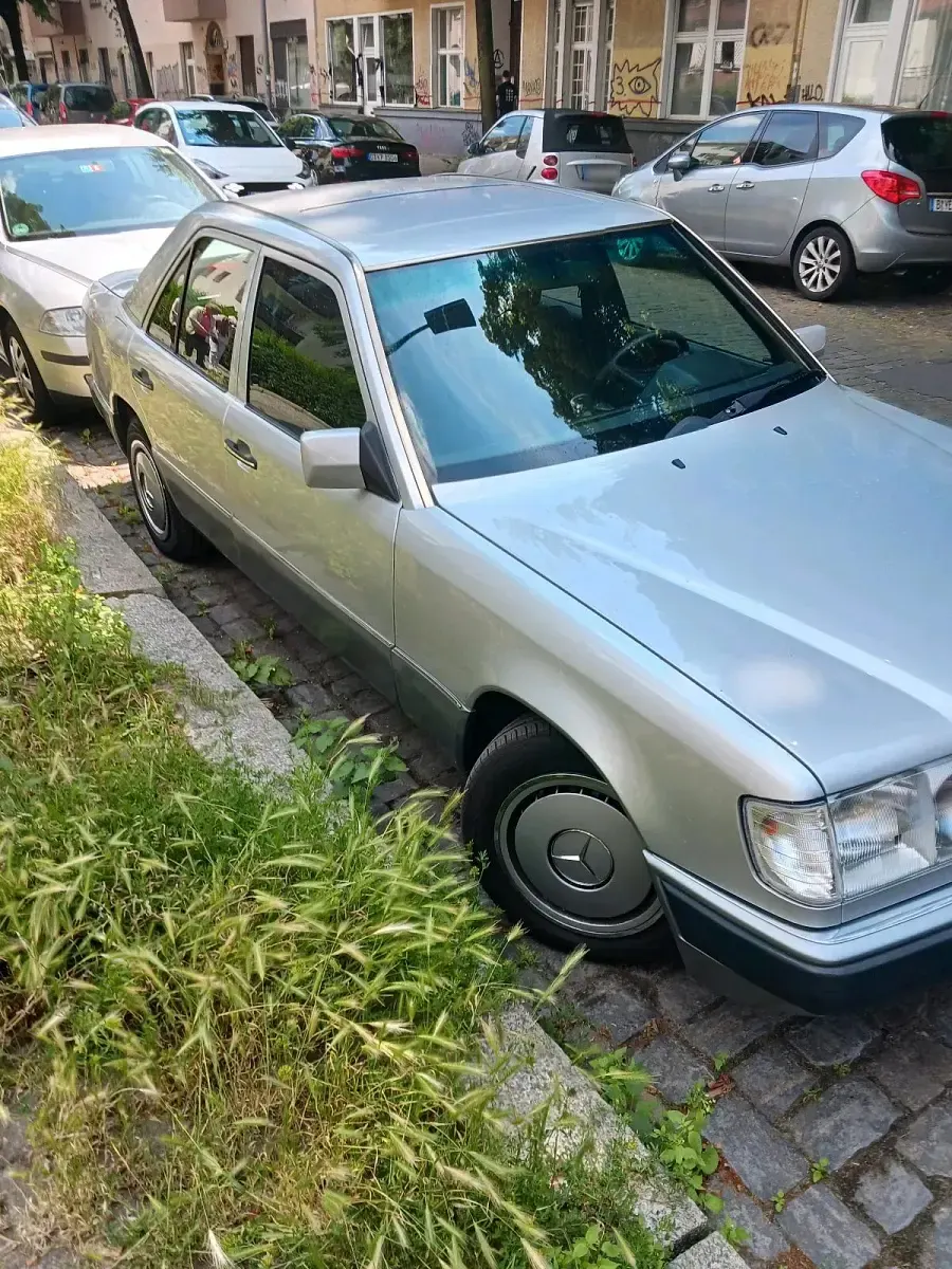 Gebraucht Mercedes 200 75 PS (55 kW) 1991 Silber Limousine