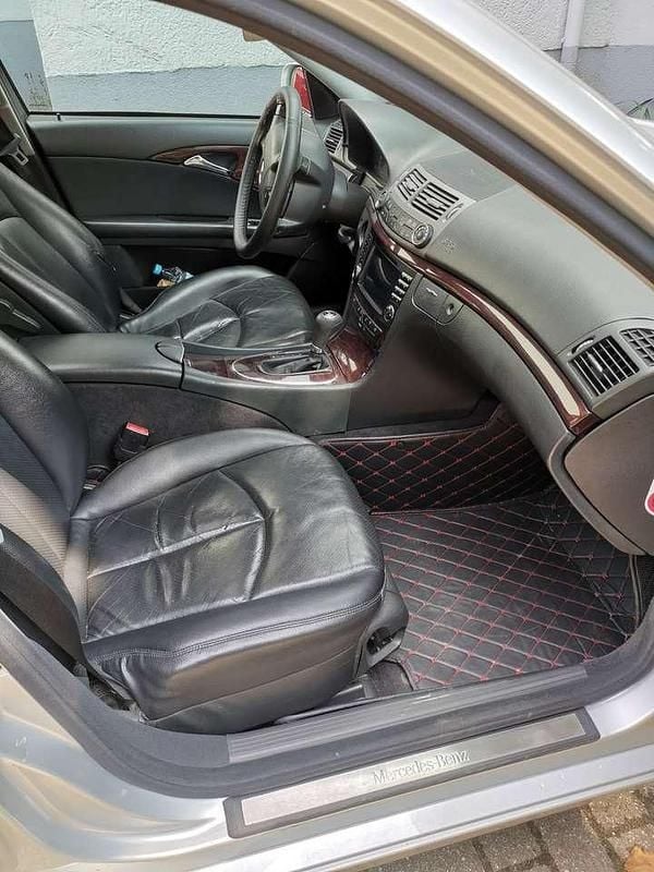 Silber Gebraucht 2005 Mercedes E200 Limousine | 2.499 € (Fairer Preis) - Bild 1/4