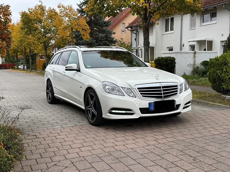 Gebraucht Mercedes E200 138 PS (101 kW) 2011 Weiß Kombi
