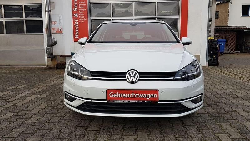 Gebraucht VW Golf VII Highline 150 PS (110 kW) 2019 Weiß Limousine