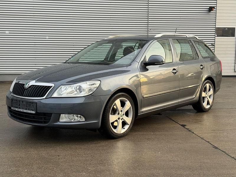 Grau Gebraucht 2012 Skoda Octavia Ambiente Kombi | 3.990 € (Guter Preis) - Bild 1/4
