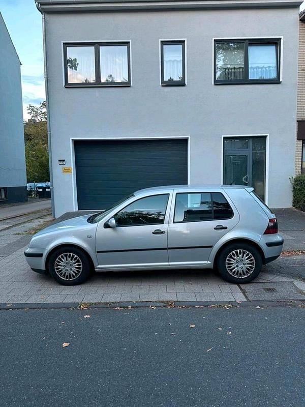 Grau Gebraucht 2000 VW Golf IV Kleinwagen | 2.500 € - Bild 1/4