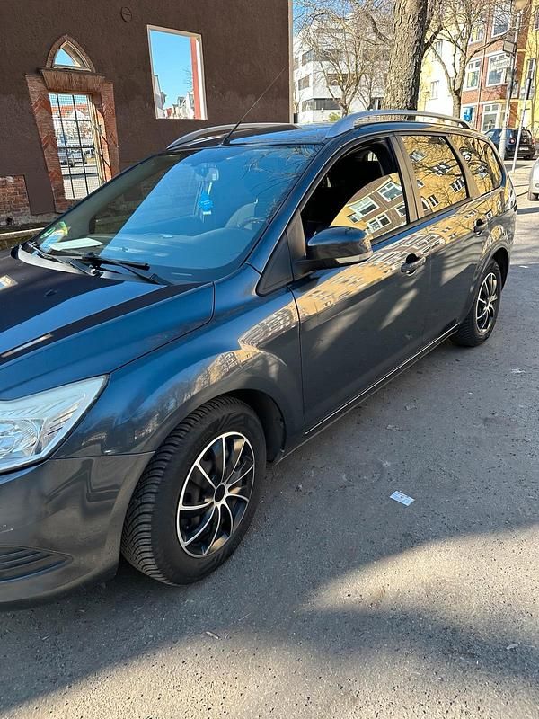 Gebraucht Ford Focus 100 PS (73 kW) 2011 Grau Kombi