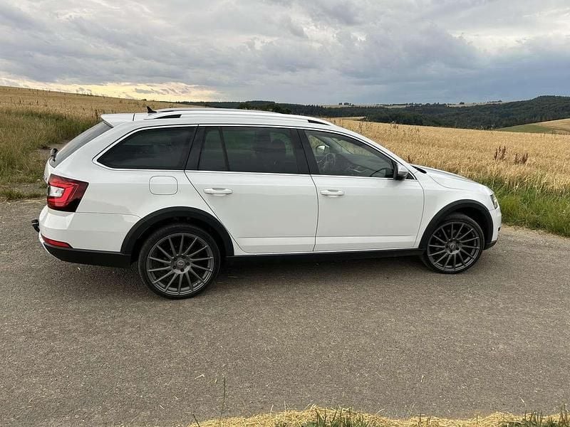 Weiß Gebraucht 2020 Skoda Octavia Scout Scout 4x4 Kombi | 22.000 € (Teuer) - Bild 1/4