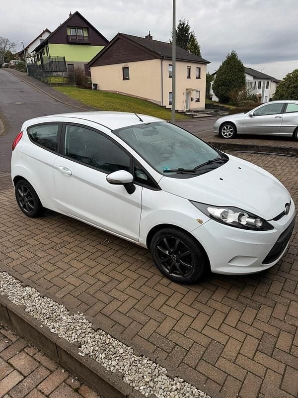 Gebraucht Ford Fiesta Ambiente 82 PS (60 kW) 2010 Weiß Kleinwagen