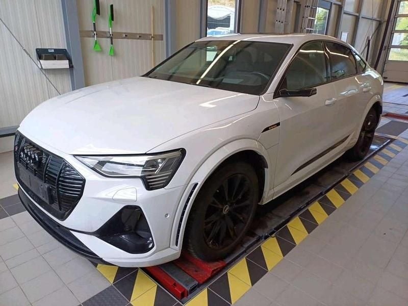 Gletscherweiß metallic Gebraucht 2021 Audi e-tron Sportback Ambiente SUV | 46.920 € (Guter Preis) - Bild 1/2