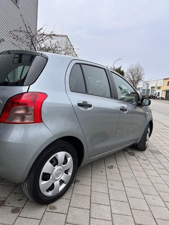 Gebraucht Toyota Yaris Luna 69 PS (50 kW) 2008 Silber Kleinwagen