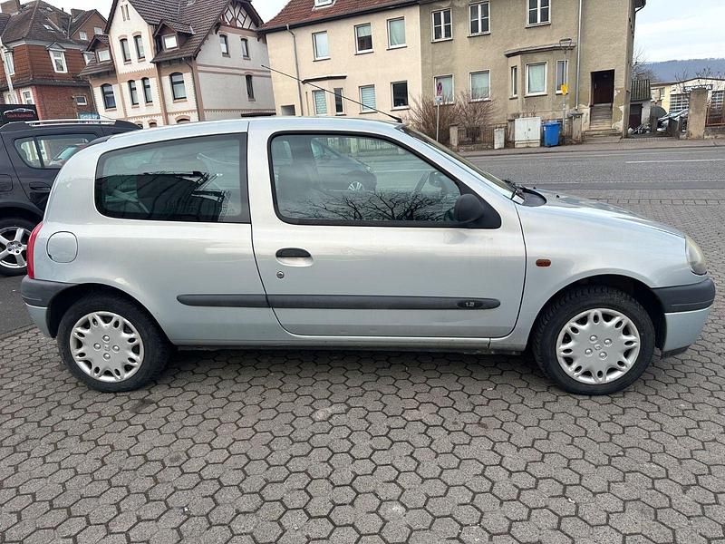 Gebraucht Renault Clio II Authentique 60 PS (44 kW) 2001 Grau Kleinwagen