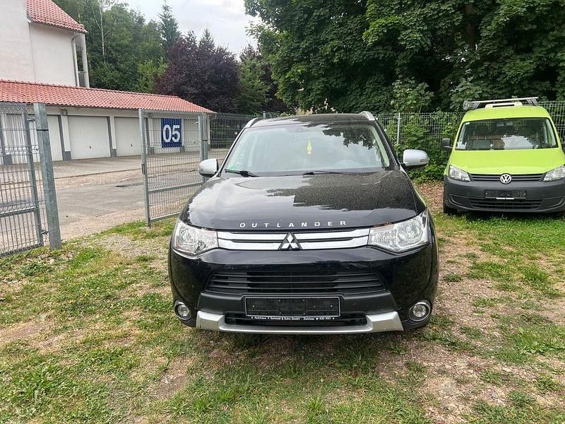 Schwarz Gebraucht 2015 Mitsubishi Outlander Diamant Edition SUV | 5.500 € (Guter Preis) - Bild 1/4