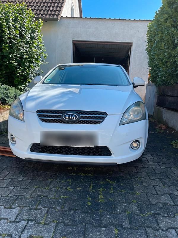 Weiß Gebraucht 2008 Kia Ceed Kleinwagen | 950 € (Fairer Preis) - Bild 1/4
