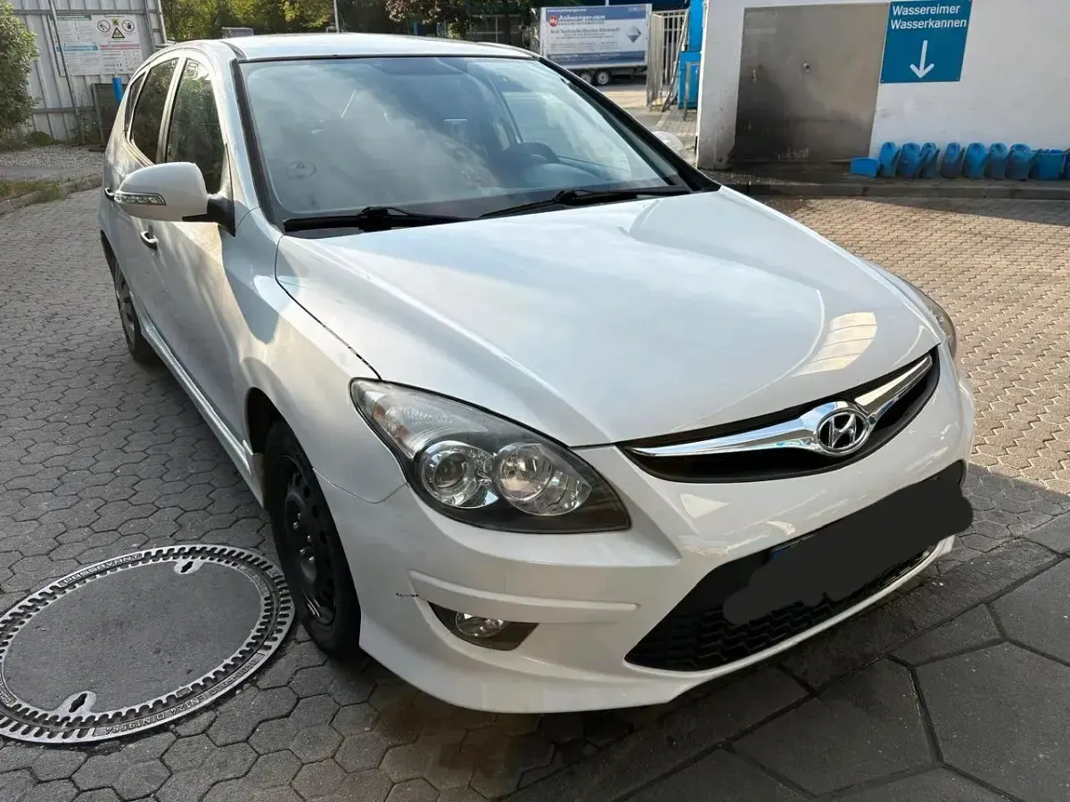 Gebraucht Hyundai i30 109 PS (80 kW) 2011 Weiß Kombi