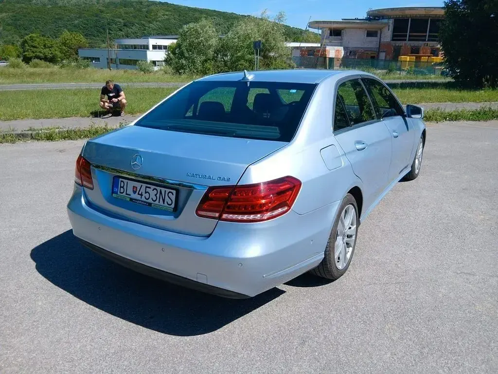 Usado Mercedes E200 156 CV (114 kW) 2015 Plateado Berlina