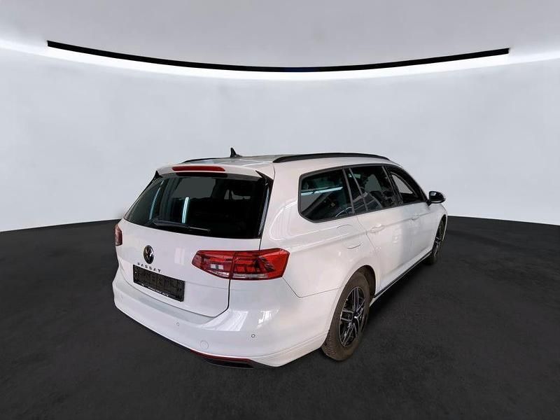 Gebraucht VW Passat Basis 122 PS (89 kW) 2021 Pure white Kombi