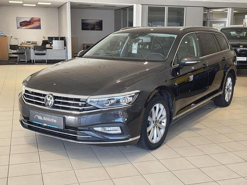 Mangangrau metallic Gebraucht 2023 VW Passat Elegance Kombi | 25.780 € (Etwas zu teuer) - Bild 1/4