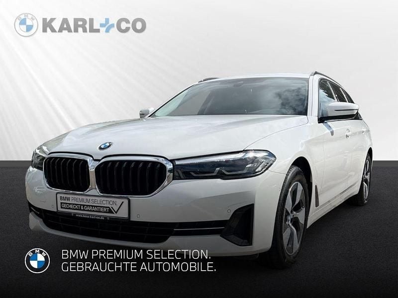 Weiss Gebraucht 2022 BMW 520 Shadowline Kombi | 29.998 € (Superpreis) - Bild 1/4