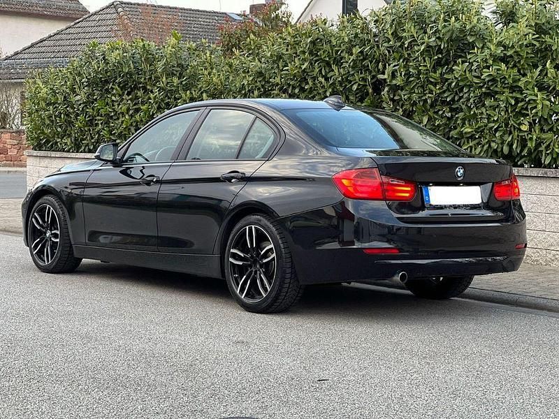 Gebraucht BMW 320 163 PS (119 kW) 2014 Schwarz Limousine