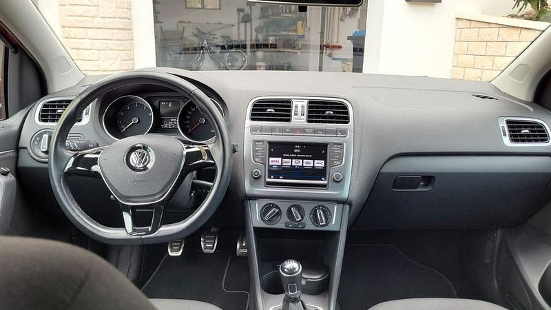 Gebraucht VW Polo Allstar 90 PS (66 kW) 2016 Rot Limousine
