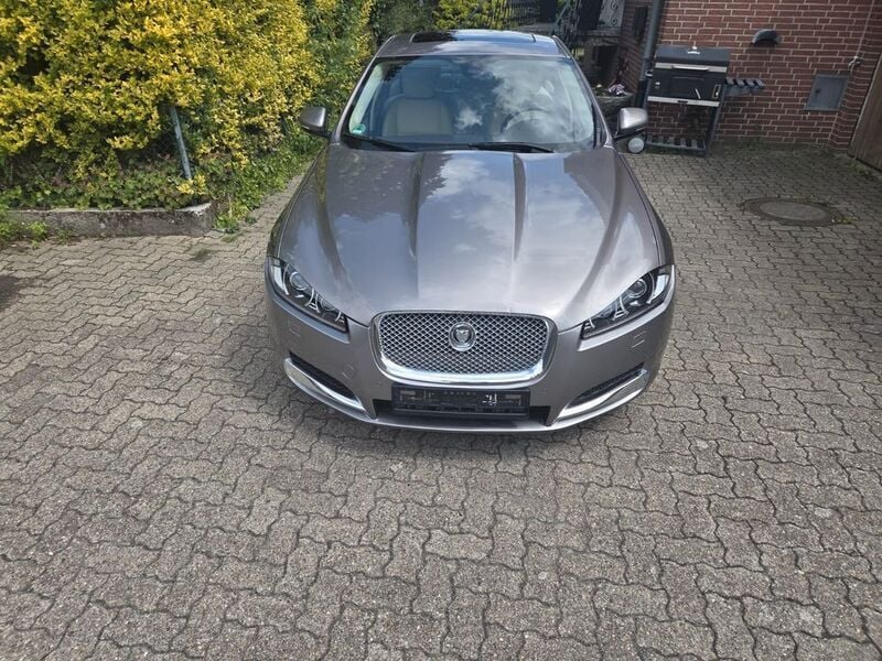 Grau Gebraucht 2012 Jaguar XF Limousine | 13.800 € (Etwas zu teuer) - Bild 1/4