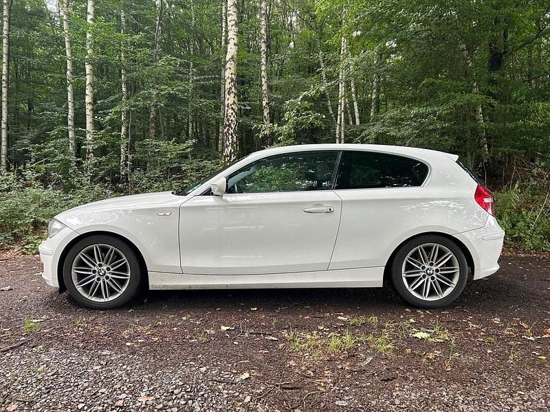 Weiß Gebraucht 2010 BMW 120 Sport Line Kleinwagen | 3.300 € (Fairer Preis) - Bild 1/4