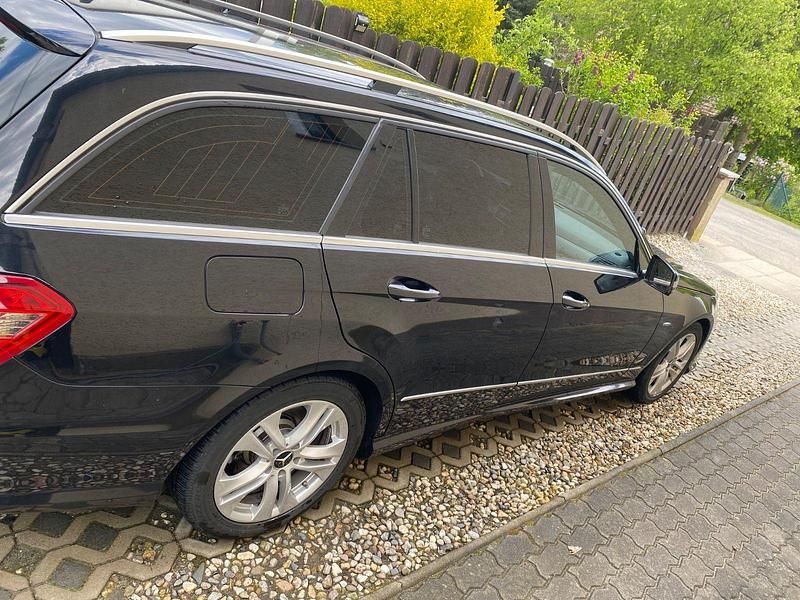 Gebraucht Mercedes E200 Avantgarde 184 PS (135 kW) 2010 Schwarz Kombi