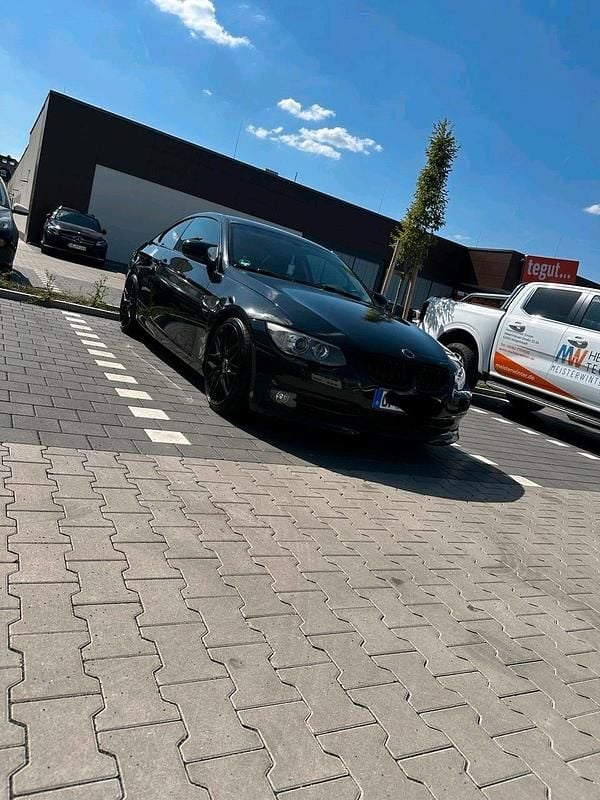 Gebraucht BMW 320 184 PS (135 kW) 2012 Schwarz Coupé
