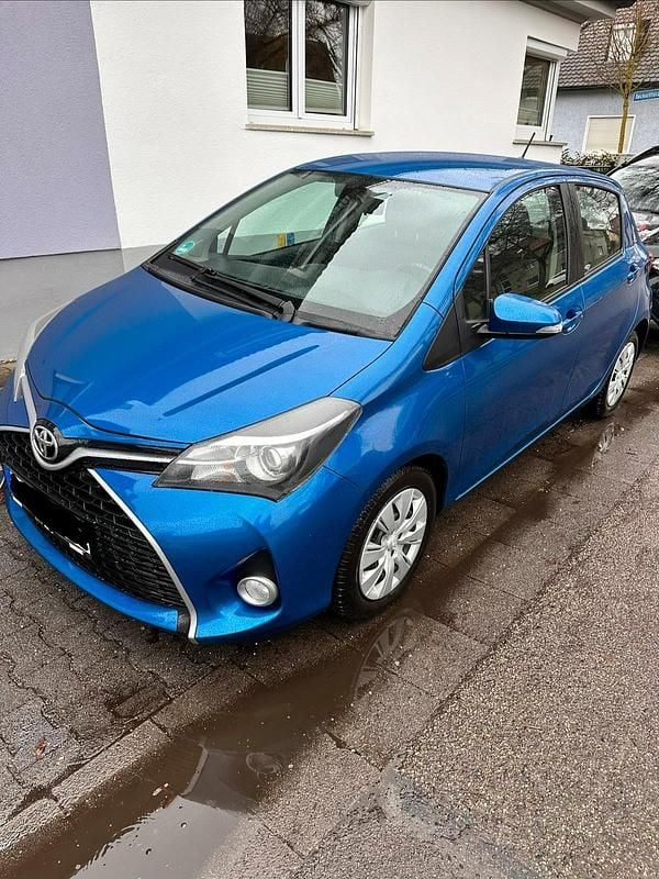 Gebraucht Toyota Yaris 99 PS (72 kW) 2015 Blau Kleinwagen