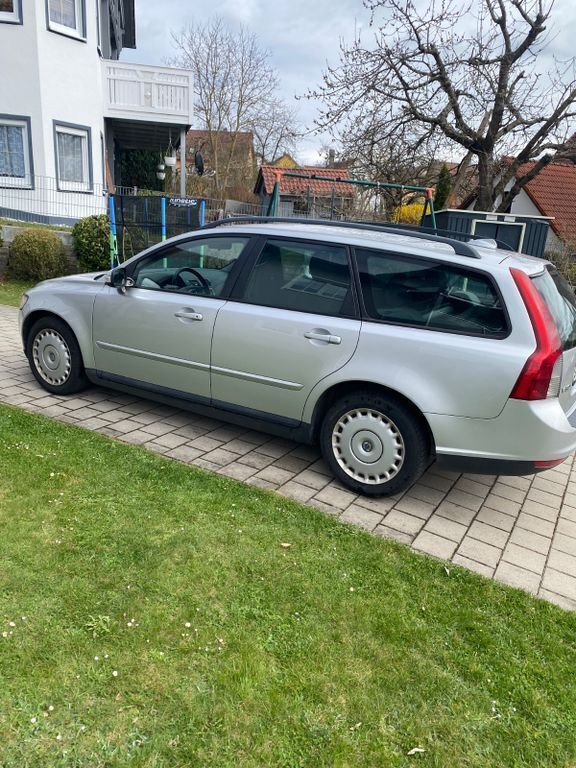 Silber Gebraucht 2007 Volvo V50 Kombi | 3.000 € (Fairer Preis) - Bild 1/4