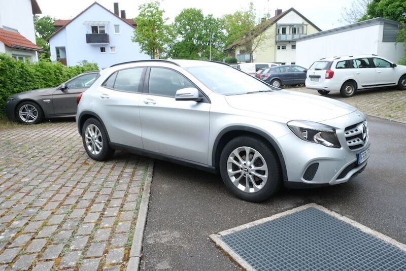 Silber Gebraucht 2019 Mercedes GLA180 SUV | 14.999 € (Superpreis) - Bild 1/4