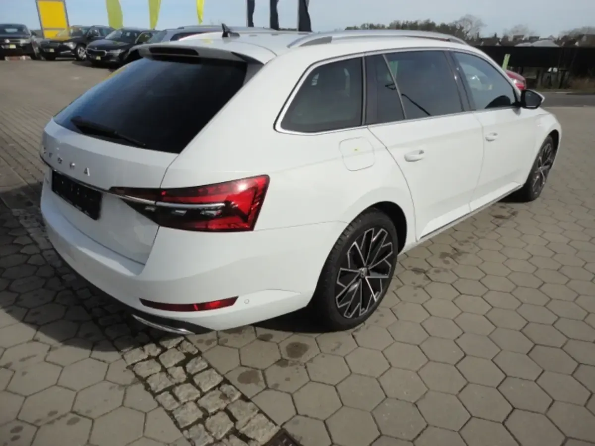 Gebraucht Skoda Superb LAURIN & KLEMENT 200 PS (147 kW) 2021 Weiß Kombi