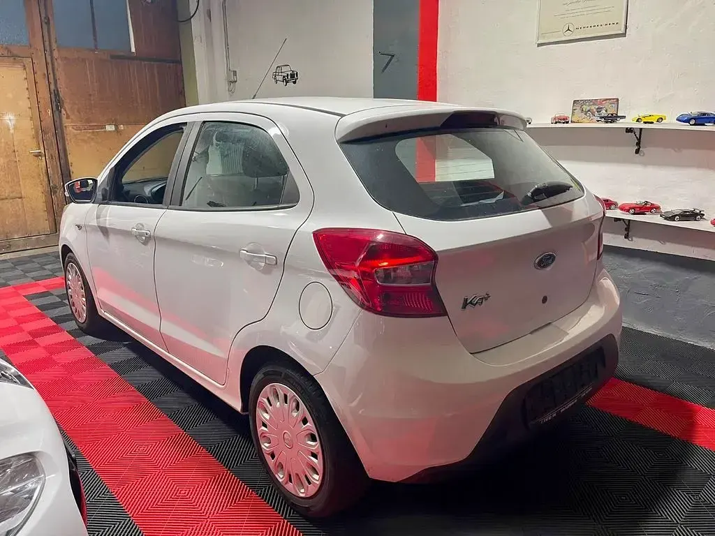 Gebraucht Ford Ka Plus Basis 69 PS (50 kW) 2018 Weiß Kleinwagen