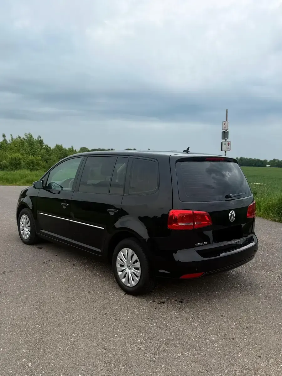 Gebraucht VW Touran Trendline 105 PS (77 kW) 2012 Schwarz Van / Kleinbus