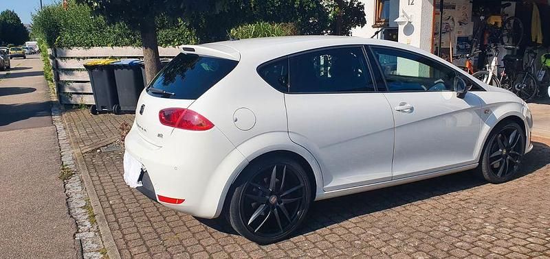 Weiß Gebraucht 2010 Cupra Leon Limousine | 9.990 € (Fairer Preis) - Bild 1/4