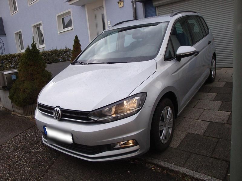 Silber Gebraucht 2016 VW Touran Comfortline Van / Kleinbus | 11.950 € (Etwas zu teuer) - Bild 1/4