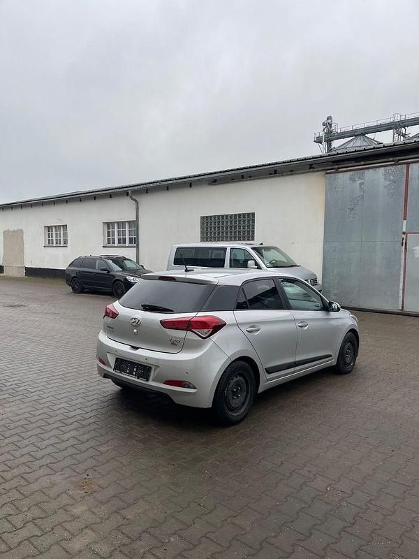 Gebraucht Hyundai i20 YES! Gold 75 PS (55 kW) 2016 Silber Kleinwagen