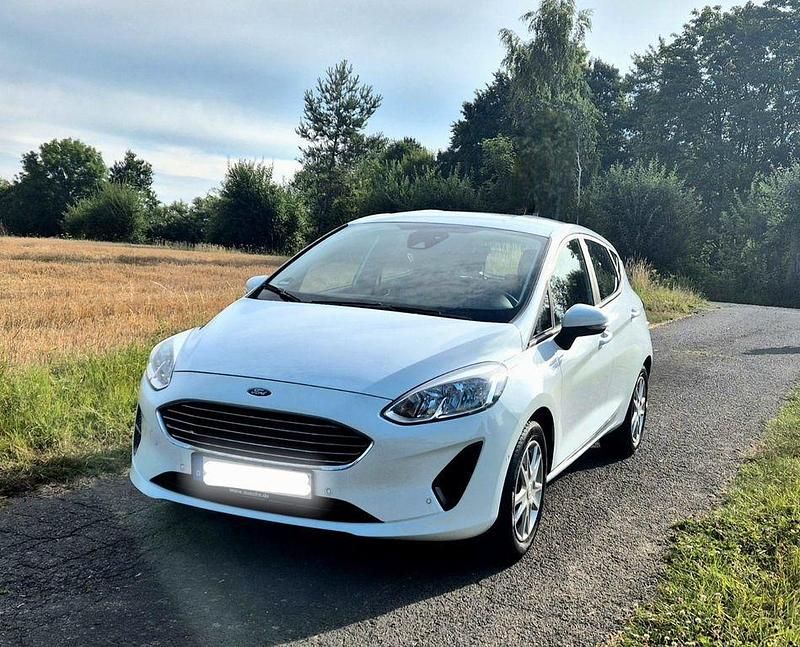 Weiß Gebraucht 2018 Ford Fiesta Cool & Connect Kleinwagen | 8.900 € (Fairer Preis) - Bild 1/4