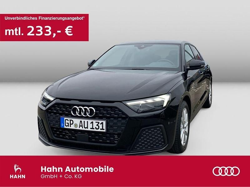 Mythosschwarz metallic Gebraucht 2025 Audi A1 Sportback Sport Kleinwagen | 28.477 € (Etwas zu teuer) - Bild 1/3
