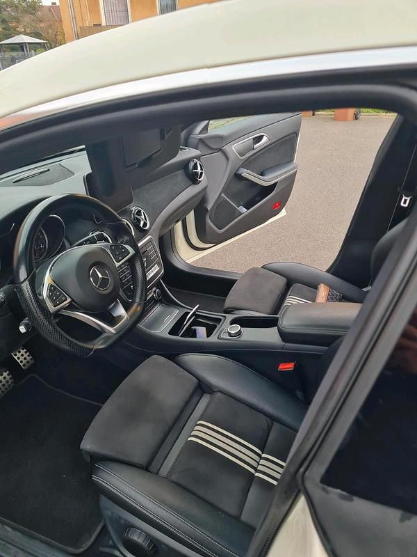 Weiß Gebraucht 2018 Mercedes 200 AMG line Kleinwagen | 19.999 € - Bild 1/4