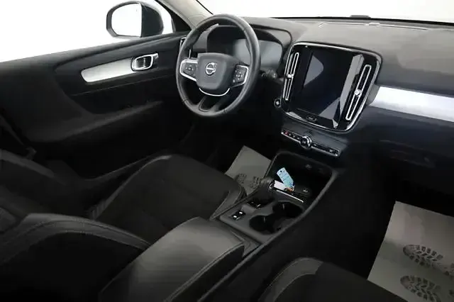 Gebraucht Volvo XC40 Momentum 150 PS (110 kW) 2020 Onyx black / metallic (metallic) SUV