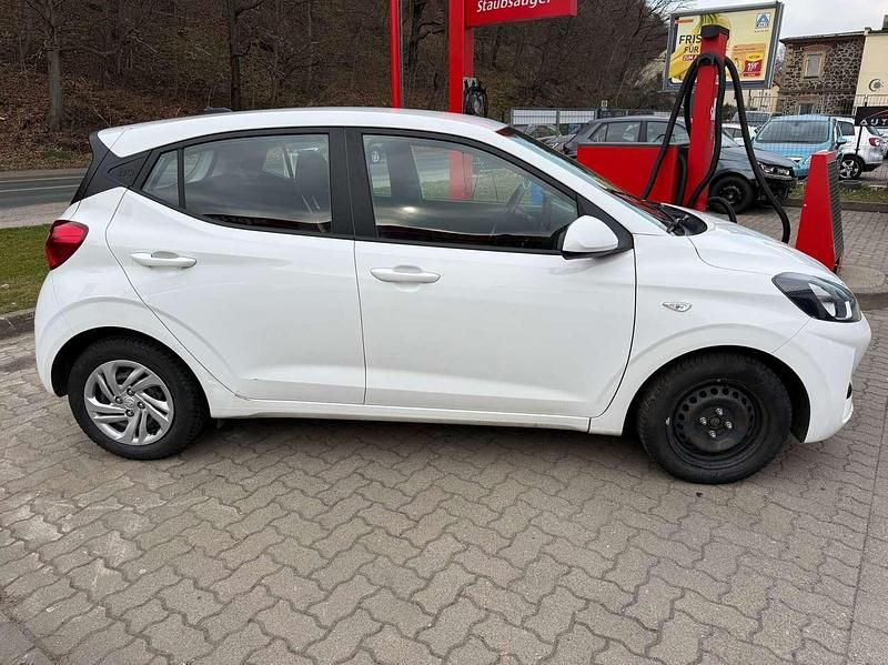 Gebraucht Hyundai i10 67 PS (49 kW) 2021 Weiß Kleinwagen