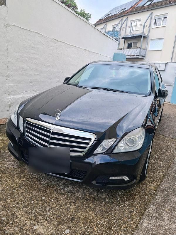 Schwarz Gebraucht 2009 Mercedes E250 Avantgarde Limousine | 8.850 € (Fairer Preis) - Bild 1/4