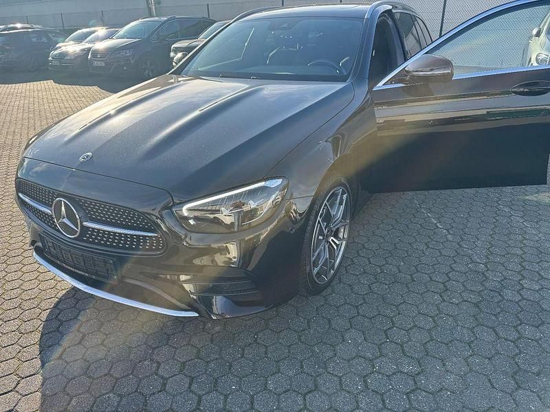 Schwarz Gebraucht 2022 Mercedes E200 AMG Limousine | 33.900 € (Superpreis) - Bild 1/4