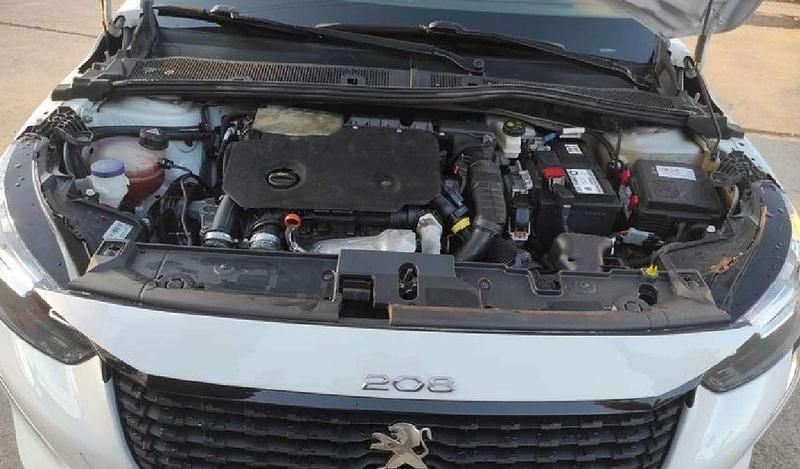 Gebraucht Peugeot 208 Active 102 PS (75 kW) 2022 Weiß Kleinwagen