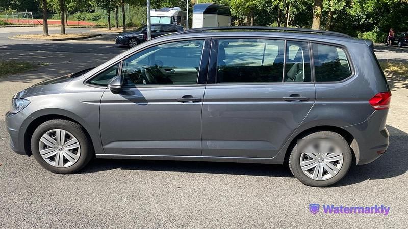 Grau Gebraucht 2017 VW Touran Van / Kleinbus | 12.990 € - Bild 1/4